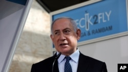 PM Israel Benjamin Netanyahu meninjau bandara internasional Ben Gurion di dekat Tel Aviv (foto: dok). 