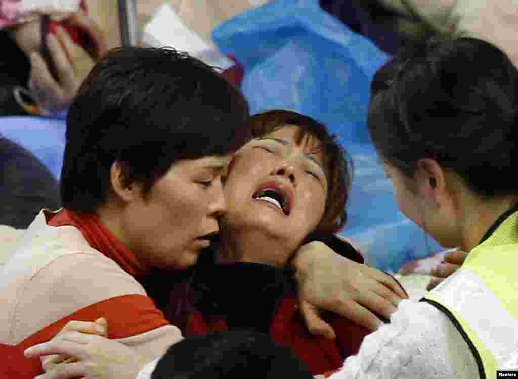 여객선 세월호 실종자 가족이 18일 전라남도 진도체육관에서 구조 소식을 기다리며 오열하고 있다.