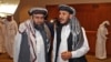Des membres de la délégation talibane arrivent pour la signature d'un accord américano-taliban à Doha au Qatar, le 29 février 2020.