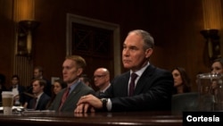 Los senadores votaron a favor por 52-46 para confirmar a Pruitt