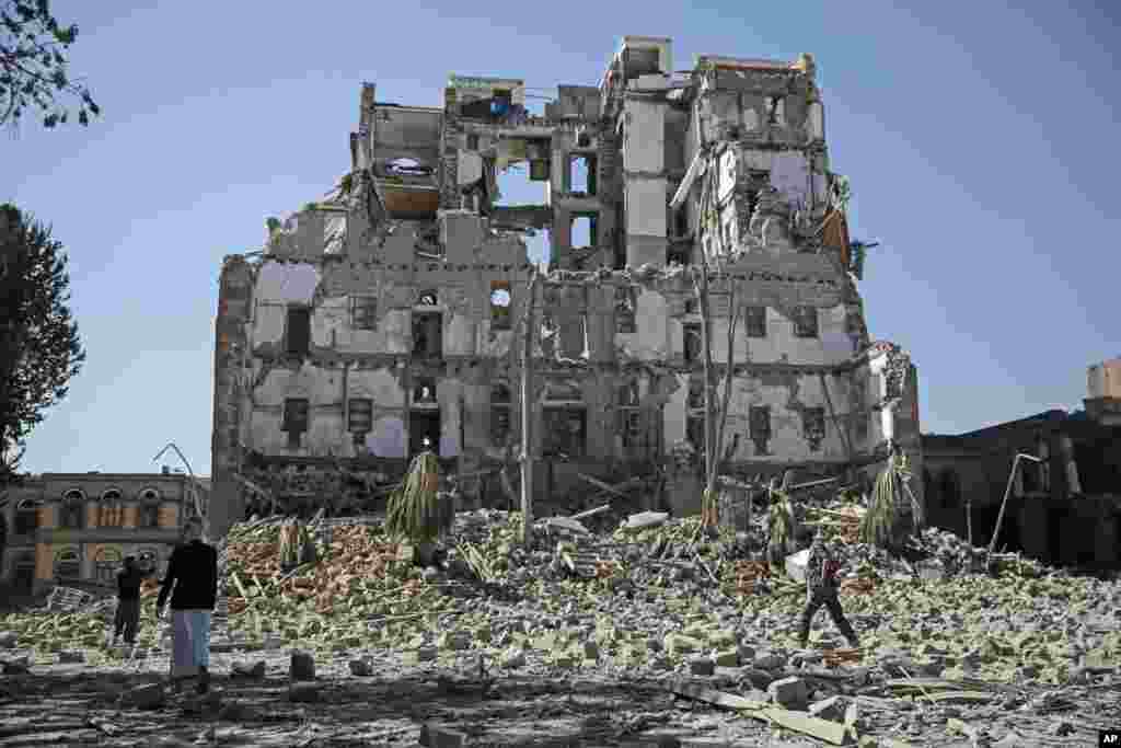 ក្រុមឧទ្ទាម Houthi Shi'ite ដើរកាត់កំទេចអគារ Republican Palace ដែលត្រូវបានបំផ្លិចបំផ្លាញដោយការវាយប្រហារតាមអាកាសដឹកនាំដោយក្រុម Saudi ក្នុងទីក្រុង Sana'a ប្រទេសយេម៉ែន។