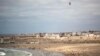 Des gens sur une plage rouverte le premier week-end après la levée des mesures de verrouillage à Sale, au Maroc, le vendredi 26 juin 2020. (photo d'archive)