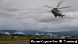 Helikopter milik TNI Angkatan Udara saat mengevakuasi tiga anggota TNI yang mengalami luka tembak saat diserang TPNPB-OPM, Kamis 26 November 2020. (Foto: Kapen Kogabwilhan III)