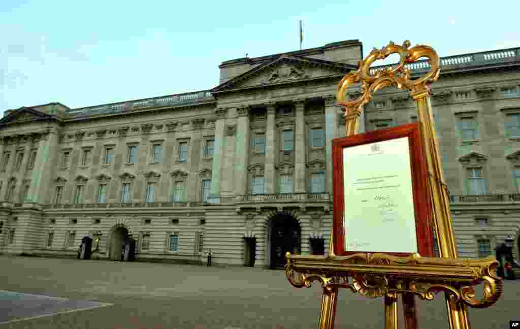 An easel in the forecourt of Buckingham Palace carries an official document to announce the birth of a baby boy, at 4:24pm to the Duke and Duchess of Cambridge at St. Mary's Hospital, July 22, 2013.