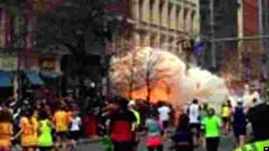 Espectadores e corredores fogem após as duas explosões durante a maratona de Boston quando muitos dos corredores e seus apoiantes se encontravam perto da linha de chegada. (15 de Abril 2013)