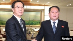 한국 측 수석대표인 조명균 한국 통일부 장관(왼쪽)과 북한 측 수석대표인 리선권 조국평화통일위원회 위원장이 9일 판문점 남측 평화의 집에서 열린 남북 고위급회담 종료회의를 마친 뒤 악수하고 있다. 