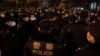 北京警方11月27日堵截不满新冠封控措施而上街抗议的民众