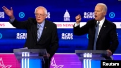 លោក Bernie Sanders (ឆ្វេង) សមាជិក​ព្រឹទ្ធសភា​រដ្ឋ Vermont និង​លោក Joe Biden (ស្ដាំ) អតីត​អនុប្រធានាធិបតី​សហរដ្ឋអាមេរិក ជជែក​ដេញដោល​គ្នា​ដើម្បី​ប្រជែង​យក​ការ​តែងតាំង​ជា​បេក្ខជន​ប្រធានាធិបតី​ខាង​បក្ស​ប្រជាធិបតេយ្យ ទីក្រុងCharleston រដ្ឋSouth Carolina ថ្ងៃទី​២៥ ខែកុម្ភៈ ឆ្នាំ​២០២០។