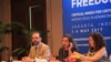 Sophie Busson (au centre), responsable du plaidoyer en Asie-Pacifique du Forum sans frontières, lors d'un débat pénal à l'occasion de la célébration de la Journée mondiale de la liberté de la presse à Jakarta, en Indonésie, le 4 mai 2017 (Hean Socheata / VOA Khmer) Sophie Busson