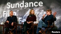 John Cooper, directeur du Festival de Sundance, Keri Putnam, directrice exécutive, et Robert Redford, fondateur, lors d'une conférence de presse, Park City, Utah, le 22 janvier 2015. 