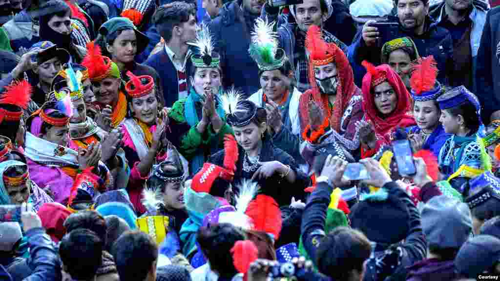 اس دفعہ چاوموس فیسٹیول کی خاص بات يہ تھی کہ پہلی مرتبہ سياحوں کے لیے 'شيخاندہ' نامی مقام کھولا گيا تھا۔ جہاں مختلف مقابلے ہوتے ہيں۔ اس تہوار کے اختتام پر کئی جوڑے زندگی کے بندھن ميں بھی بندھ جاتے ہيں۔