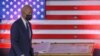 El presidente Joe Biden, frente a una bandera de Estados Unidos, a su llegada al Centro de Formación de Carpinteros en Pittsburgh, Pensilvania, el 31 de marzo de 2021.
