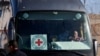 Muñecas, médicos y helicópteros esperan a los rehenes israelíes a las puertas de Gaza