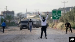 Sejumlah warga Palestina terlibat dalam konfrontasi dengan tentara Israel di wilayah Tepi Barat dekat Jenin, pada 7 Mei 2022. (Foto: AP/Majdi Mohammed)
