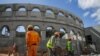 Chantier de construction d'une arène en béton sur le site historique du Palais de la Reine (Rova de Manjakamiadana) à Antananarivo le 22 mai 2020.