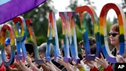 Anggota Capital City Pride dan komunitas LGBT lainnya memegang huruf yang membentuk kata "Orlando" untuk menghormati para korban penembakan di klab malam di kota tersebut (15/6). 
