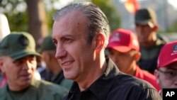 El exministro petrolero Tareck El Aissami llega al museo militar 4F, donde está enterrado el exmandatario Hugo Chávez, en Caracas, el 15 de marzo de 2023. Un diario venezolano niega que haya fallecido, como circuló en días recientes en redes sociales.