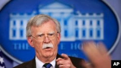 រូប​ឯកសារ៖ លោក John Bolton ថ្លែង​ទៅ​កាន់​អ្នក​សារព័ត៌មាន​នៅ​ក្នុង​សន្និសីទ​កាសែត​ប្រចាំ​ថ្ងៃ នៅ​ក្នុង​សេតវិមាន កាលពី​ថ្ងៃទី២៧ ខែវិច្ឆិកា ឆ្នាំ២០១៨។