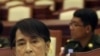 NLD ဥက္ကဋ္ဌ၊ ကော့မှူးမြို့နယ် ပြည်သူ့လွှတ်တော်ကိုယ်စားလှယ် ဒေါ်အောင်ဆန်းစုကြည် ပထမဆုံးအကြိမ် လွှတ်တော်ညီလာခံ တက်ရောက်လာစဉ်။ (ဇူလိုင်လ ၉ ရက်၊ ၂၀၁၂။)
