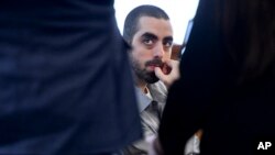 Hadi Matar, acusado de herir gravemente al escritor Salman Rushdie en un ataque con arma blanca ocurrido en 2022, escucha a su equipo de defensa en el tribunal del condado de Chautauqua en Mayville, Nueva York, el jueves 20 de febrero de 2025. 