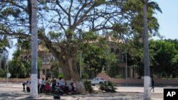 Grevistas concentrados junto ao Palácio do Governador de Benguela 