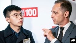 德國外交部長馬斯在柏林與香港活動人士黃之鋒交談。 （2019年9月9日）