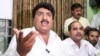 Jamil Afridi (kiri), saudara pria dokter Pakistan, Shakil Afridi, dalam konferensi pers di Peshawar, Pakistan, 28 Mei 2012. Shakil Afridi membantu AS melacak keberadaan mantan pemimpin Al Qaeda, Osama bin Laden.