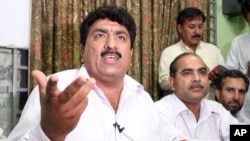 Jamil Afridi (kiri), saudara pria dokter Pakistan, Shakil Afridi, dalam konferensi pers di Peshawar, Pakistan, 28 Mei 2012. Shakil Afridi membantu AS melacak keberadaan mantan pemimpin Al Qaeda, Osama bin Laden.