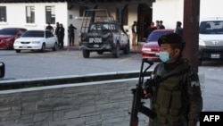 La Policía Nacional Civil de Guatemala traslada bajo custodia a Ricardo Alberto Martinelli Linares, a la Fuerza Aérea de Guatemala (FAG) antes de su extradición a Estados Unidos, en la ciudad de Guatemala, el 10 de diciembre de 2021.