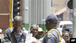Imigraçao torna-se problema em vários paises africanos. na foto imigrantes zimbabwianos na Africa do Sul