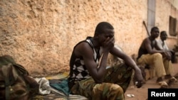 Des hommes assis dans un camps où vivent certains ex-Seleka à Bangui, 14 mars 2014. 