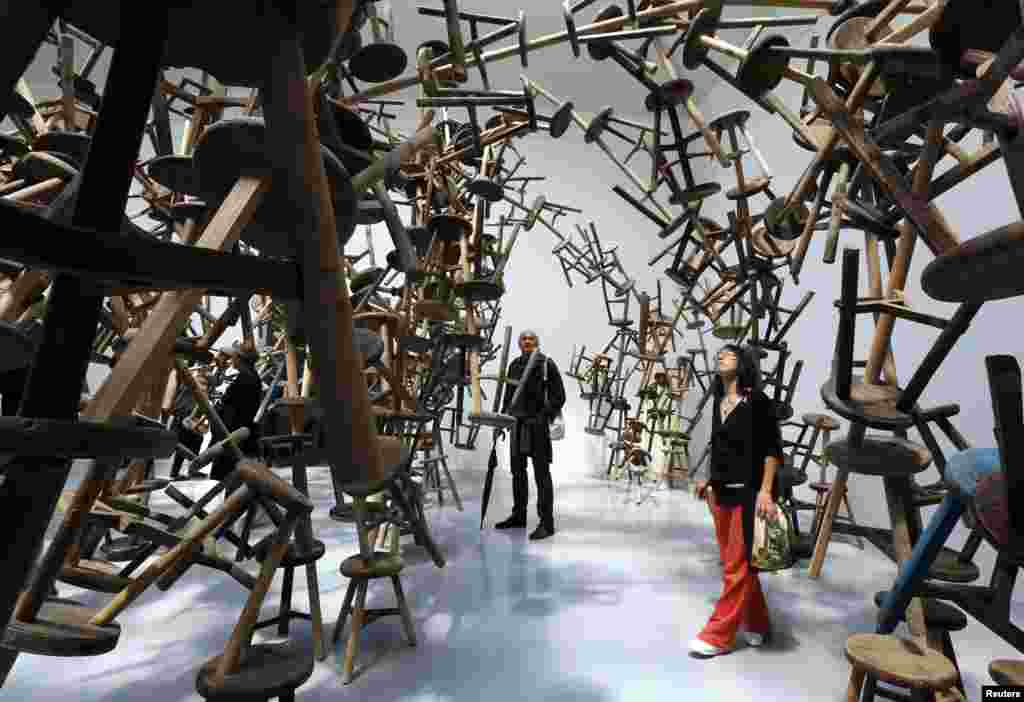 Instalasi seni berjudul "Bang" karya seniman China Ai Weiwei di paviliun Jerman pada pameran Venice Biennale ke-55. (Reuters/Stefano Rellandini)