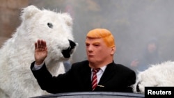 Manifestantes vestidos de oso polar y del presidente de EE.UU. Donald Trump durante la Conferencia de la ONU sobre Cambio Climático en Bonn, Alemania, 11-11-17.