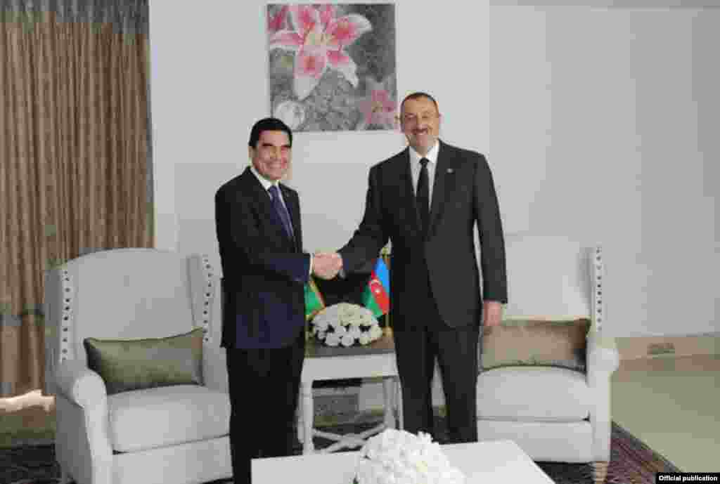 Azərbaycan prezidenti İlham Əliyev və Türkmənistan Prezidenti Qurbanqulu Berdiməhəmmədov