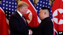 特朗普和金正恩在越南河內舉行第二次峰會時握手。（2019年2月27日） 