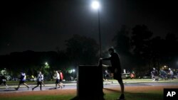 Warga memadati sebuah taman di Buenos Aires, Argentina, Senin, 8 Juni 2020 untuk berolah raga. Pemerintah kota Buenos Aires memberi ijin warganya untuk berolahraga di luar ruangan antara jam 8 malam hingga 8 pagi dan untuk pertama kalinya semenjak ditutup selama pandemi corona.