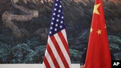 在中国长城图画前面的美中两国国旗