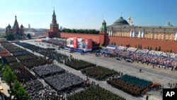 Parade militer Rusia yang merayakan peringatan 75 tahun kekalahan Nazi di Lapangan Merah di Moskow, Rusia, Rabu, 24 Juni 2020. (Foto: AP)