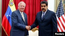 El Departamento de Estado confirmó que el embajador Shannon se reunió también con la canciller venezolana, otros funcionarios y representantes de ONGs y de la sociedad civil del país.