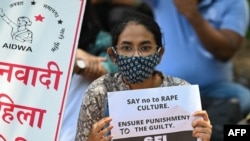 Para aktivis menuntut hukuman berat terhadap pemerkosa di India (foto: ilustrasi). 