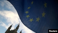  FILE PHOTO: An EU flag flying during an anti-Brexit demonstration outside the Houses of Parliament in London, Britain, January 28, 2019. (REUTERS/Hannah McKay/File Photo)