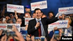 Marco Rubio habla durante un mitin en el Centro Espacial en Huntsville, Alabama.