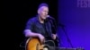 Penyanyi Bruce Springsteen tampil dalam acara konser amal yang menggalang dana untuk yayasan Bob Woodruff di Hulu Theater, Madison Square Garden, New York, pada 4 November 2019. (Foto: Invision/AP/Greg Allen)