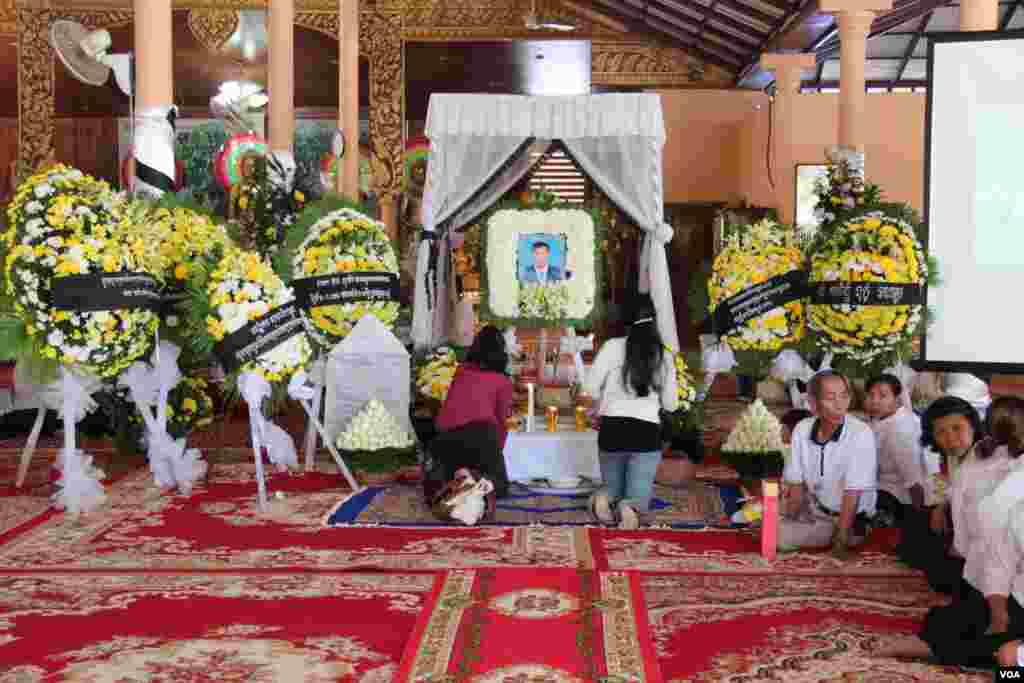 ពិធីបុណ្យសពលោកចាន់ សុវ៉េត មន្ត្រីស៊ើបអង្កេតសិទ្ធិមនុស្សរបស់អង្គការអាដហុក ក្រោយពីសូត្រធម៌បង្សុកូលឧទ្ទិសដល់វិញ្ញាណក្ខន្ធរបស់សពលោកកាលពីថ្ងៃទី១១ ខែធ្នូ ឆ្នាំ២០១៤។ (នូវ ពៅលក្ខិណាVOA)