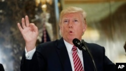 El presidente Trump habla con la prensa en el vestíbulo de la Torre Trump en Nueva York. Agosto 15 de 2017.