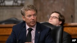 El senador republicano por Kentucky, Rand Paul, habla en una sesión del Senado estadounidense dedicada a la gestión gubernamental ante la pandemia de COVID-19, en septiembre de 2020.