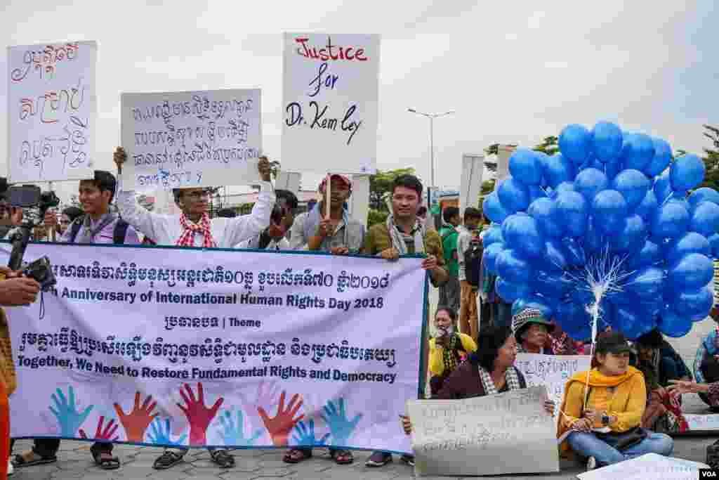 អង្គការសង្គមស៊ីវិល ក្រុមសហជីព និងសកម្មជន និងប្រជាពលរដ្ឋនានា ចូលរួមប្រារព្ធទិវាសិទ្ធិមនុស្សអន្តរជាតិ១០ធ្នូ លើកទី៧០, នាទីលានប្រជាធិបតេយ្យ, នៅរាជធានីភ្នំពេញ, នៅថ្ងៃទី១០ ខែធ្នូ ឆ្នាំ២០១៨។ (ខាន់ សុគុំមនោ/ VOA)
