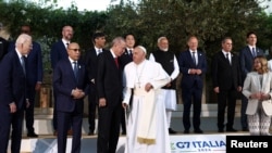 Para pemimpin negara-negara anggota G7 bersiap untuk foto bersama pada hari kedua pertemuan puncak kelompok negara maju itu di resor Borgo Egnazia, Savelletri, Italia, Jumat, 14 Juni 2024. (Foto: Guglielmo Mangiapane/Reuters)