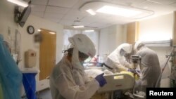 ARCHIVO. La Dr. Zafia Anklesaria, codirectora de la unidad de cuidados intensivos de un hospital en California, se limpia las manos luego de intubar a un paciente con COVID-19. 18 de mayo de 2020.