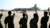 日本自衛隊P3C巡邏機2014年在澳大利亞軍事基地準備起飛，前往搜尋馬航MH-370（資料圖片）
